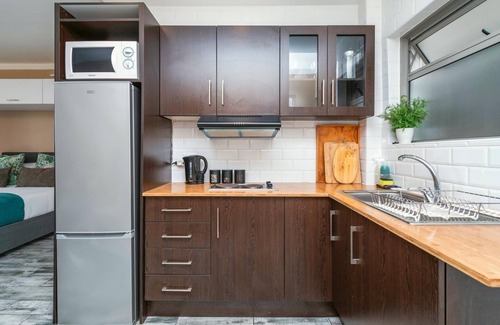 Tokai Apartment | Stylish Studio Retreat in Green Point