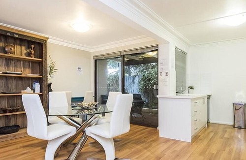 Subiaco Apartment | Stylish Subiaco terrace accommodation