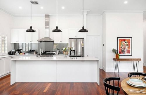 Bayswater House | Stylish Suburban Getaway: Spacious & BBQ in Bayswater