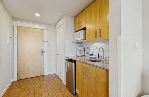 Baytowne Wharf Apartment | Stylish suite with a shared pool/hot tub and golf course/bay views