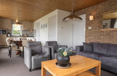 Wanneperveen Villa | Stylish thatched villa with a dishwasher at Giethoorn