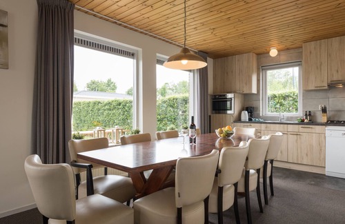 Wanneperveen Villa | Stylish thatched villa with a dishwasher at Giethoorn