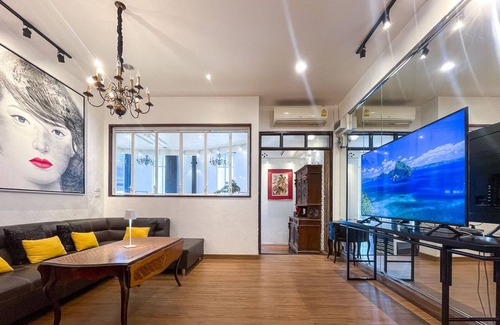 Nimman House | Stylish Townhouse in Nimman Area. Full Kitchen. Quiet Street.