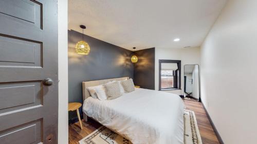 Old Louisville Apartment | Stylish Top Floor 2 kings full bathroom with tub
