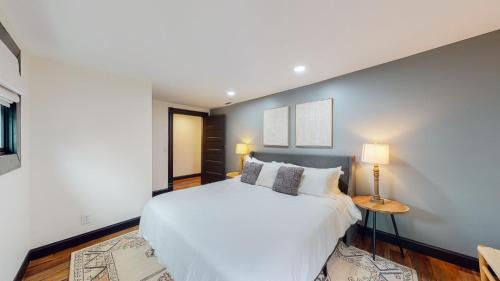Old Louisville Apartment | Stylish Top Floor 2 kings full bathroom with tub