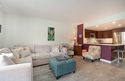 Kahaluu-Keauhou Condo | Stylish Top Floor Condo – Partial Ocean View, Pool, BBQs, Steps to Magic Sands