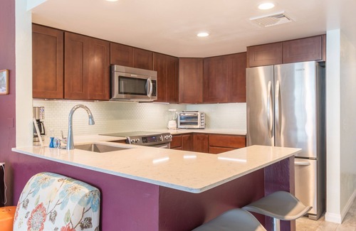 Kahaluu-Keauhou Condo | Stylish Top Floor Condo – Partial Ocean View, Pool, BBQs, Steps to Magic Sands