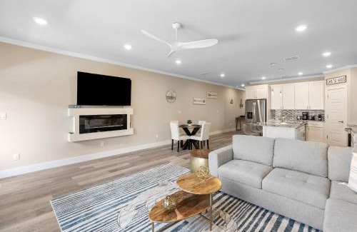 Corpus Christi Apartment | Stylish Townhouse with BBQ, Pool & Near Beach