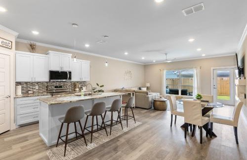 Corpus Christi Apartment | Stylish Townhouse with BBQ, Pool & Near Beach