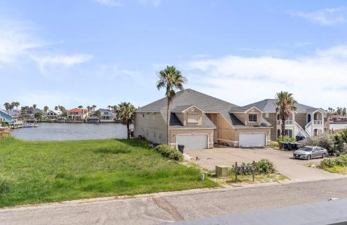 Corpus Christi Apartment | Stylish Townhouse with BBQ, Pool & Near Beach