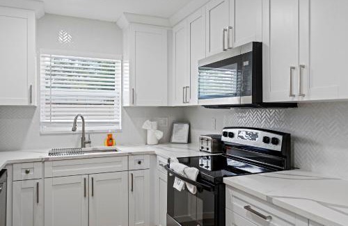 Largo House | Stylish Tranquil Duplex 15m Drive To Beach