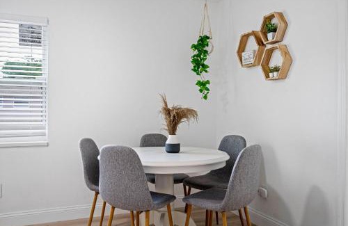 Largo House | Stylish Tranquil Duplex 15m Drive To Beach