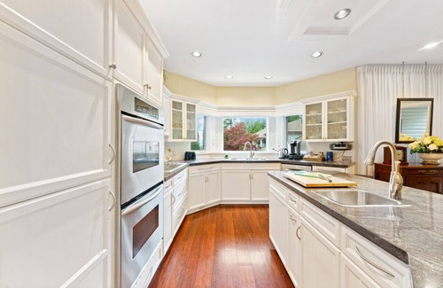 Maple Ridge Condo | Stylish Tranquil Home w/Movie Room & Zen Garden