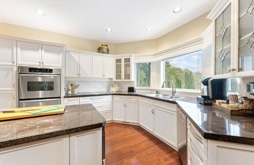 Maple Ridge Condo | Stylish Tranquil Home w/Movie Room & Zen Garden
