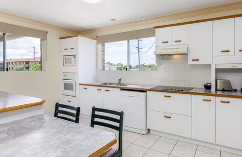 Bellara House | STYLISH UNIT OPPOSITE FORESHORE