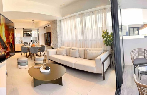 Viejo Arroyo Hondo Apartment | Stylish Upscale Apt with Pool