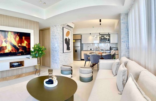 Viejo Arroyo Hondo Apartment | Stylish Upscale Apt with Pool