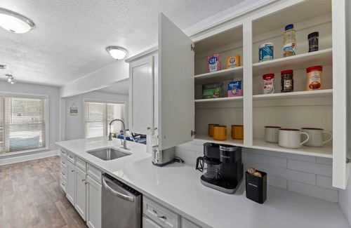 Bedford Villa | Stylish Villa in DFW - Pool Pool Table Near Stadiums