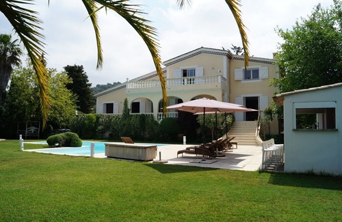 Les Baraques Villa | Stylish villa near Mougins with large, private pool and lovely outdoor kitchen