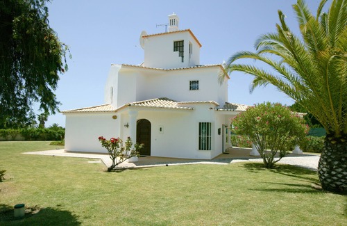 Vale Navio Villa | Stylish Villa with Large Private Pool ,Walled Garden & Sea Views very quiet -