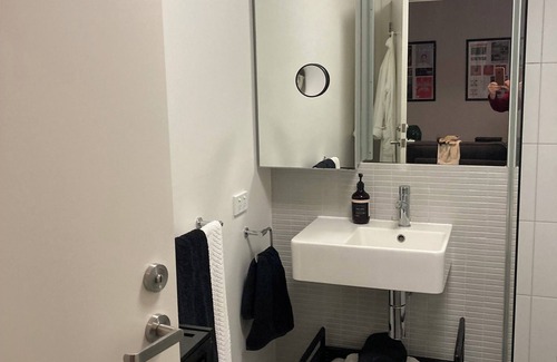 Carlton North Apartment | Stylishly appointed apartment in Carlton - free parking and includes breakfast.