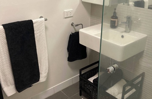 Carlton North Apartment | Stylishly appointed apartment in Carlton - free parking and includes breakfast.
