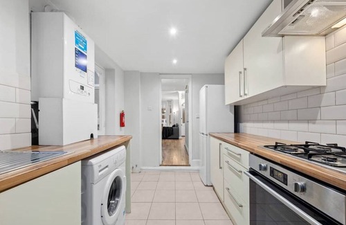 Stratford House | Stylist & Cosy Home | Street parking | Garden