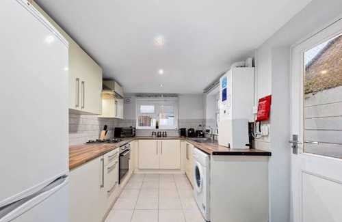 Stratford House | Stylist & Cosy Home | Street parking | Garden