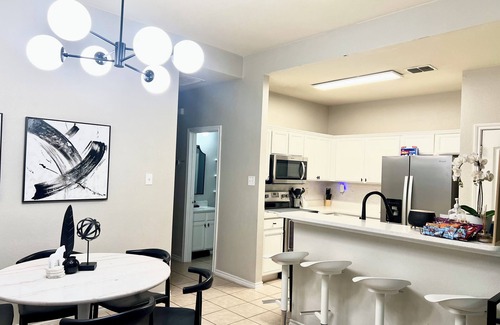 South Arlington House | Stylist home ~free 5 mins park & walk to AT&T Stadium