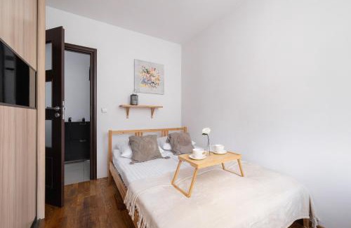 Chorzow Apartment | Stylowy Apartament z oddzielna sypialnią niedaleko centrum Chorzowa by Noclegi Renters