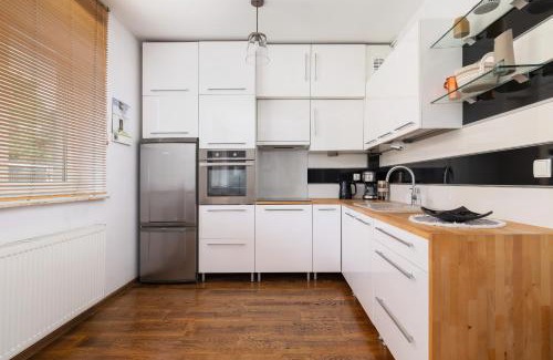 Chorzow Apartment | Stylowy Apartament z oddzielna sypialnią niedaleko centrum Chorzowa by Noclegi Renters