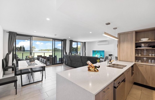 Bellara Apartment | Sub-penthouse With Water Views