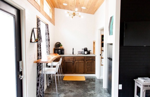 Springdale Apartment | Sub Urban Paradise ~ cozy and private backyard tiny house