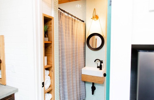 Springdale Apartment | Sub Urban Paradise ~ cozy and private backyard tiny house