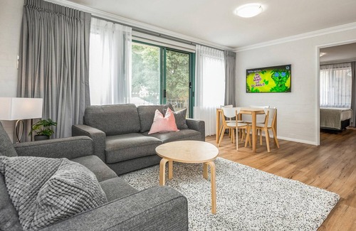 Subiaco Apartment | Subiaco Village with pool, BBQ & spa - free parking and wifi - two bedroom