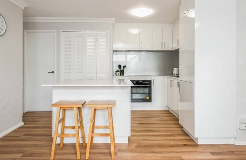 Subiaco Apartment | Subiaco Village with pool, BBQ & spa - free parking and wifi - two bedroom