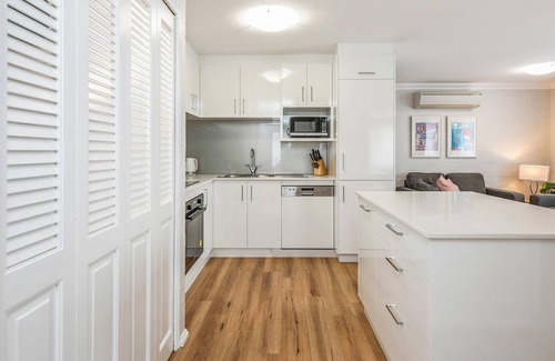 Subiaco Apartment | Subiaco Village with pool, BBQ & spa - free parking and wifi - two bedroom