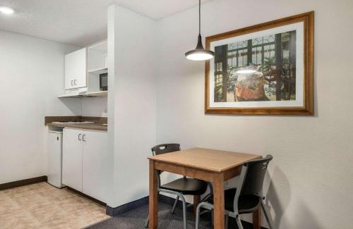Lakeland Hotel | Suburban Studios Lakeland North I-4