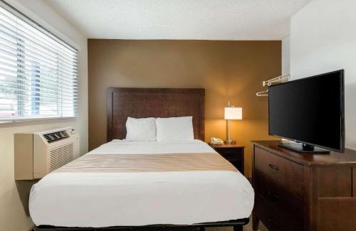 Lakeland Hotel | Suburban Studios Lakeland North I-4