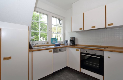 Westerland Apartment | Südstrand 12 The house is located in a small residential complex of five houses in the south of Westerland, right next to meadows and fields and just a 15-minute walk from the beach.