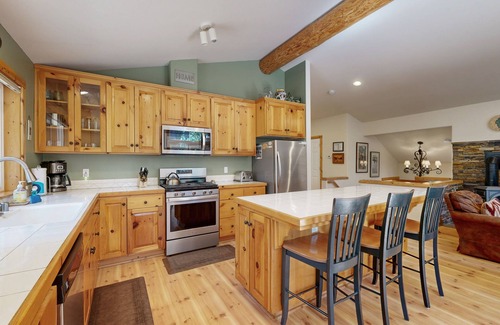 Tahoma House | Sugar Pine Haus with Hot Tub Bordering the State Park