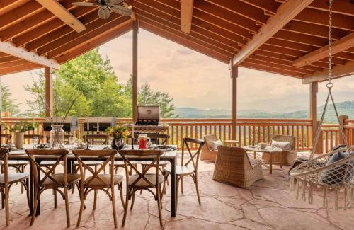 Gatlinburg - Pigeon Forge House | Sugarland by AvantStay Sleeps 28 Home Theatre Two Hot Tubs Indoor Pool Incredible Views