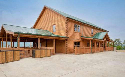 Gatlinburg - Pigeon Forge House | Sugarland by AvantStay Sleeps 28 Home Theatre Two Hot Tubs Indoor Pool Incredible Views