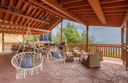 Gatlinburg - Pigeon Forge House | Sugarland by AvantStay Sleeps 28 Home Theatre Two Hot Tubs Indoor Pool Incredible Views