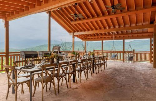 Gatlinburg - Pigeon Forge House | Sugarland by AvantStay Sleeps 28 Home Theatre Two Hot Tubs Indoor Pool Incredible Views