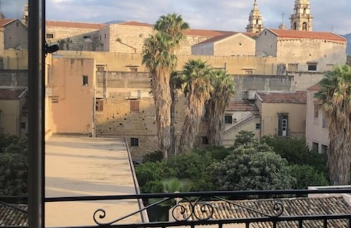 Castellammare Apartment | SUGGESTIVE VALVERDE FLAT IN THE HISTORIC CENTER