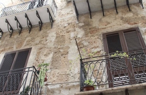 Castellammare Apartment | SUGGESTIVE VALVERDE FLAT IN THE HISTORIC CENTER