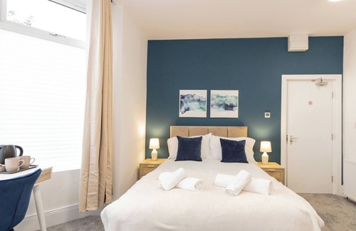 Oldham Bed & Breakfast | Suite 1: Lovely Ensuite in Oldham Sociable House