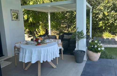Gattieres House | SUITE 20m2 DANS VILLA PISCINE JACUZZI