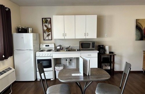 Helena Apartment | Suite 33 - Queen Suite W/Walk-In Shower